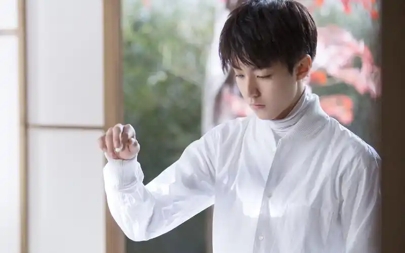 王俊凯白衣帅气写真图片桌面壁纸