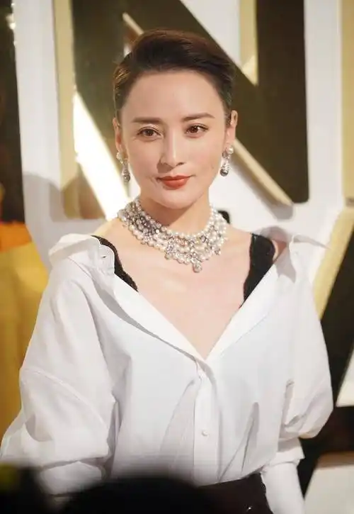 蒋勤勤"不好好穿衣",扒开衬衫大秀香肩,斜方肌过于厚实太显龄_整体