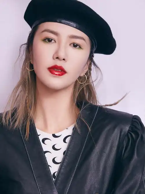 > 谭维维黑色皮裙酷感写真图片(8/9)