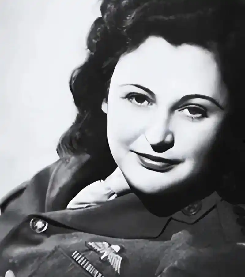 二战期间,美女间谍去窃取情报,却没想到被保安发现