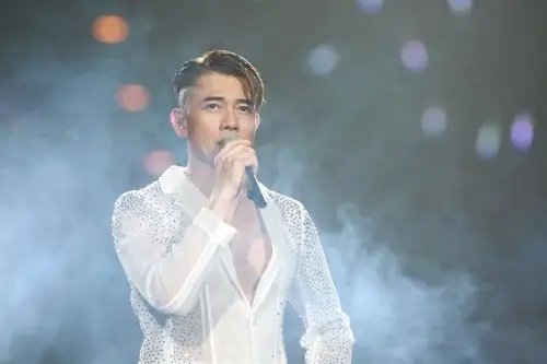 (图片来源:东方ic)在演唱会中,郭富城换了好多套服装,酷炫又帅气.