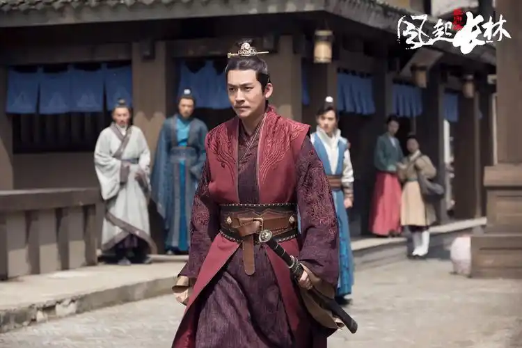 张博饰)变身"探案小能手",与萧平旌(刘昊然饰)一同被网友戏称"古装版