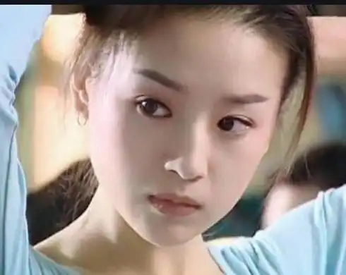 以谋女郎的身份,出演了电影《幸福时光》而出道.