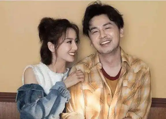 在电影《超时空在一起》中,雷佳音和佟丽娅扮演了一对情侣,因为在电视