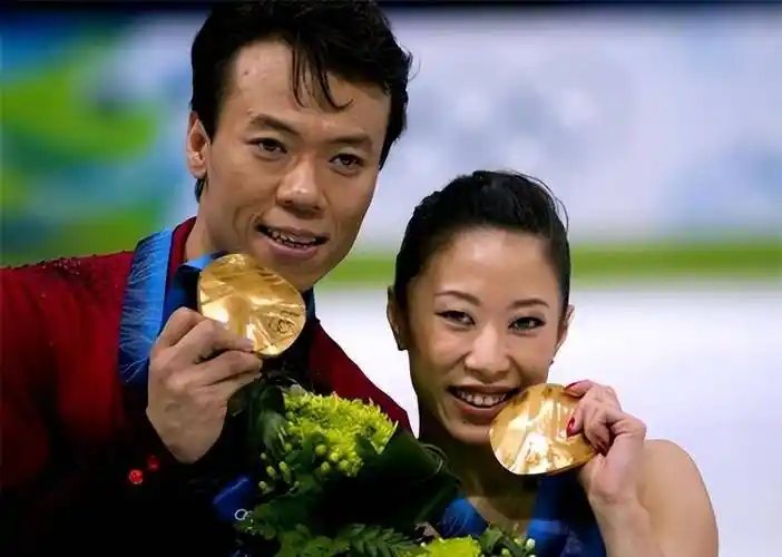 原创申雪赵宏博女儿身材修长像爸爸9岁已是全国冠军