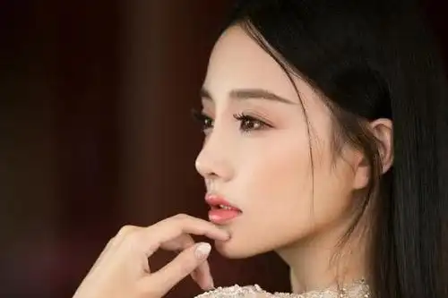 李小璐微博晒侧颜美照网友传说中贵族气质