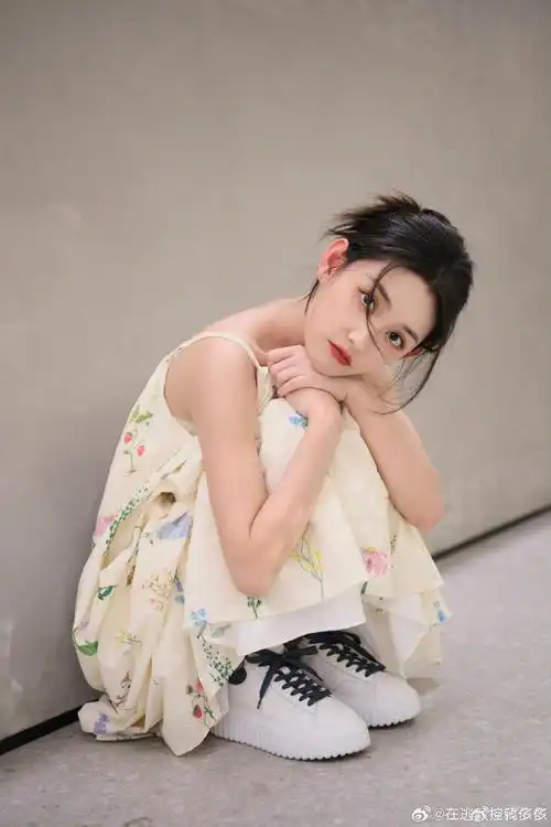 蒋依依花花吊带裙#我真的好喜欢蒋依依这一挂的小花,她就是什么都能