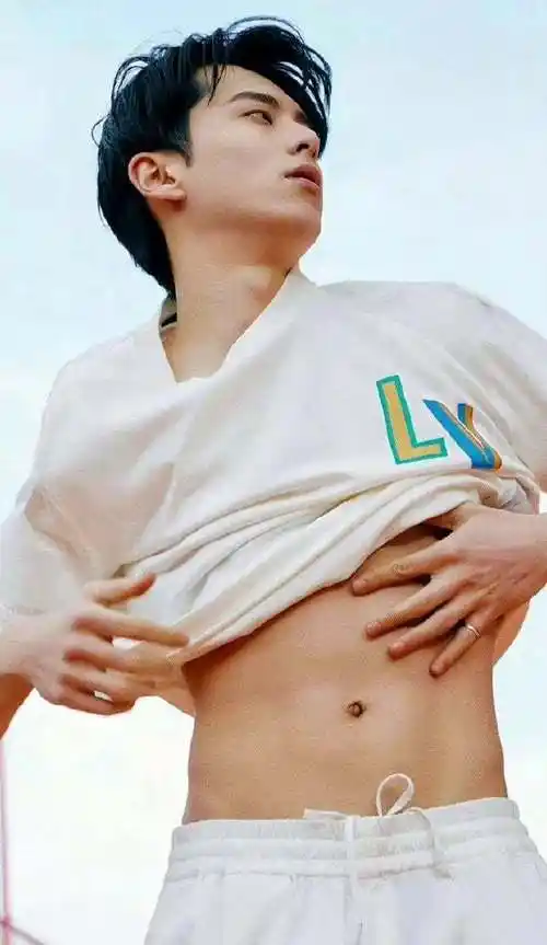 肖战腰细,王一博比他更细,龚俊有冰块腹肌,王鹤棣腰太惊人_杨洋_身材