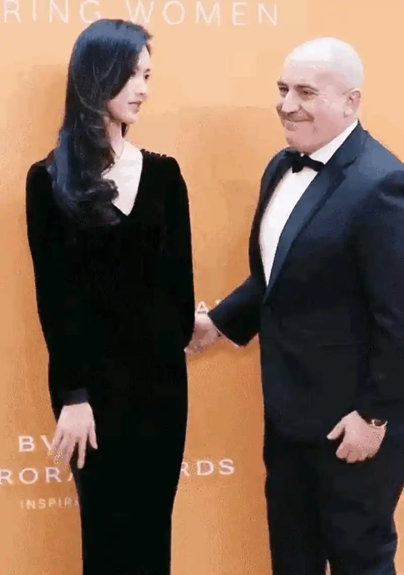 在宝格丽的现场,陈都灵与资本大佬合照时,大佬想要搂腰合影,但陈都灵