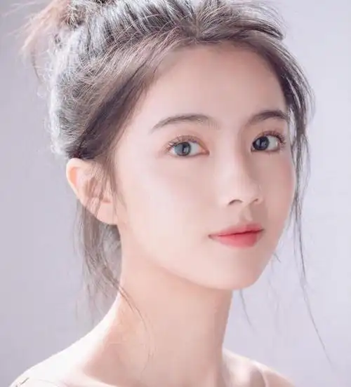 因为根据皮肤的状态,五官的长相,立体感等等,有些女生化了妆之后,反而