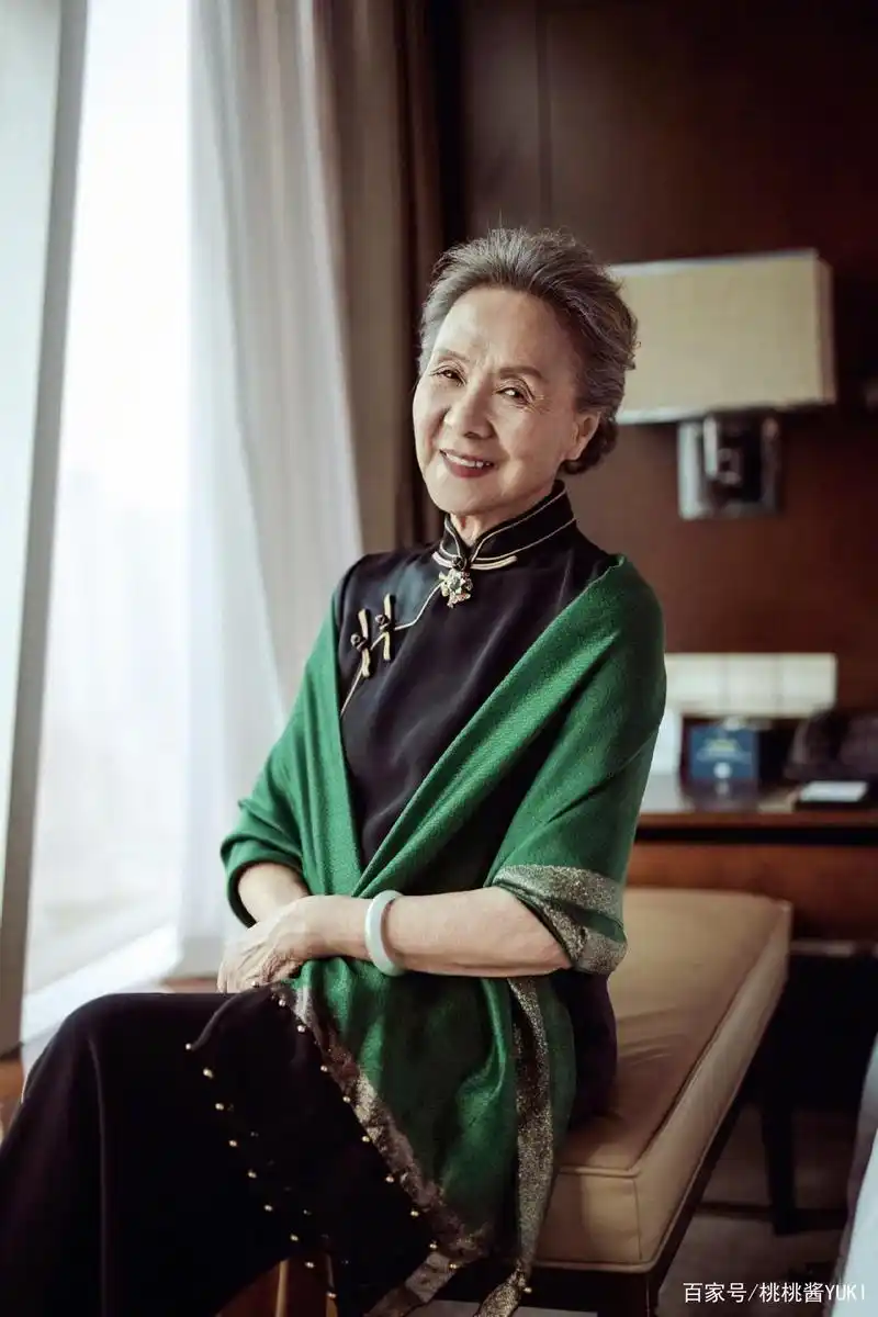 吴彦姝才是真的"最优雅奶奶",84岁不扮嫩不显老,穿旗袍真惊艳