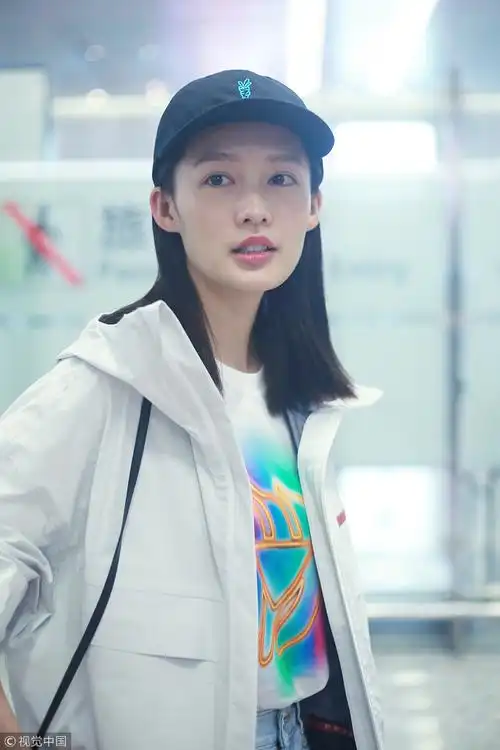 李沁一身简单打扮清爽干净素颜难掩好气色