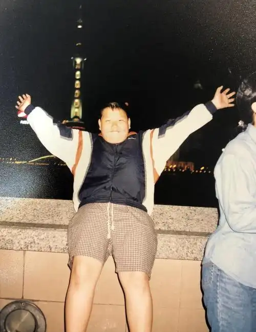 照片里的魏大勋和现在迥然不同,根本看不出是魏大勋小时候.