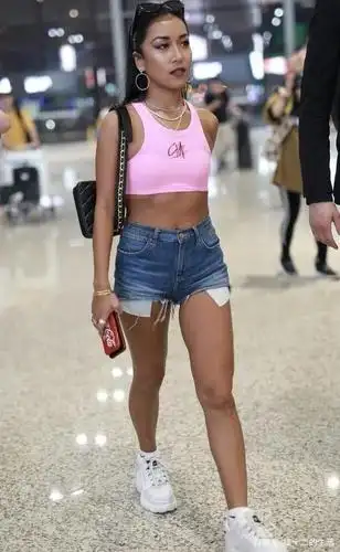 一白遮百丑吉克隽逸身穿20厘米牛仔裤秀出欧美范