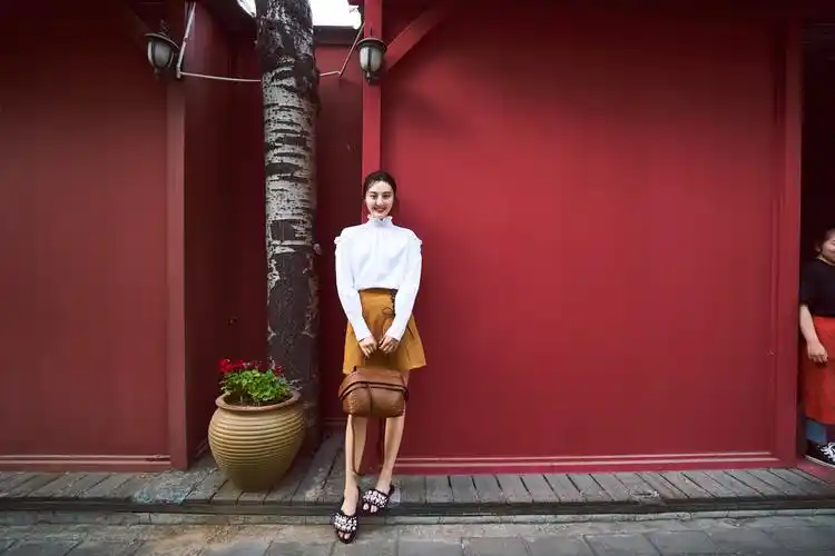 演员甘露街拍时刻网友你的名字叫晴天