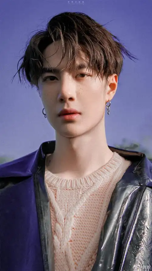 王一博多变造型:骑摩托&弹吉他,可爱风&高冷范……千面耶啵#把你留在