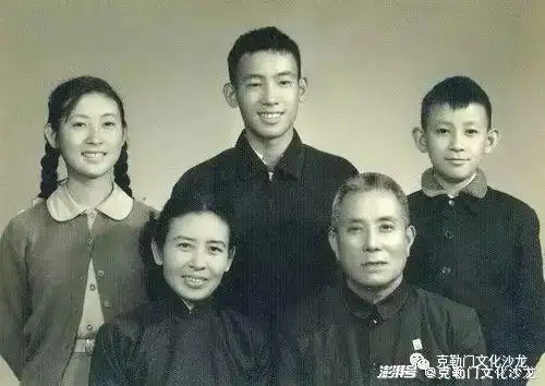 前排邓珂云 曹聚仁 后排从左至右曹雷 曹景仲 曹景行