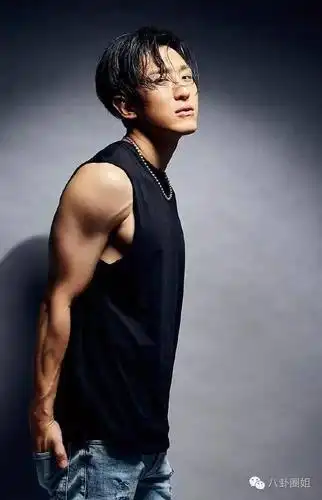 厉害了我的哥麻雀里的扁头脱下戏服帅出新高度