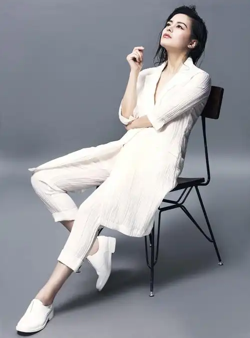 美女演员王力可性感时尚写真