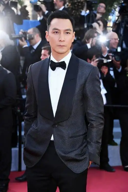 吴彦祖夫妇低调外出,同戴墨镜有点酷,6岁女儿五官立体颜值好高