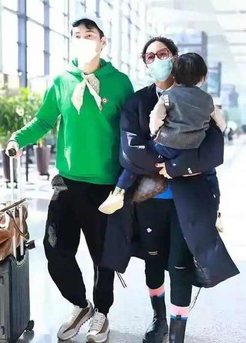 陈晓探班陈妍希!