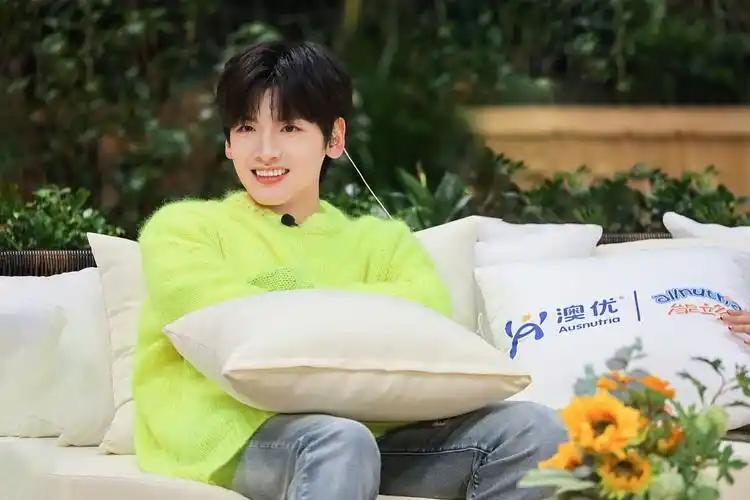 翟潇闻《没谈过恋爱的我》录制花絮曝光 着荧光绿毛衣清爽帅气