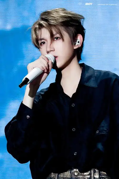 王源昨天晚上出的图和直播根本就一模一样!