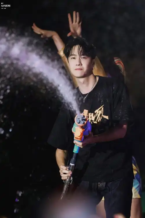 大鹏拍的王一博##王一博热烈玩水舞台