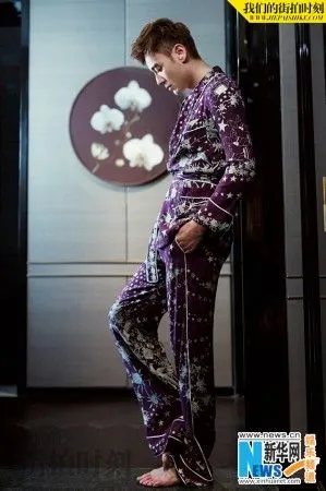 李光洁赤脚睡衣照演绎复古风情 绅士风范十足