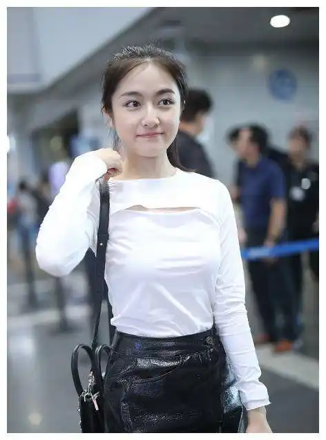 原创没想到李兰迪这么敢穿皮短裙够辣了t恤还要在胸前横切一口