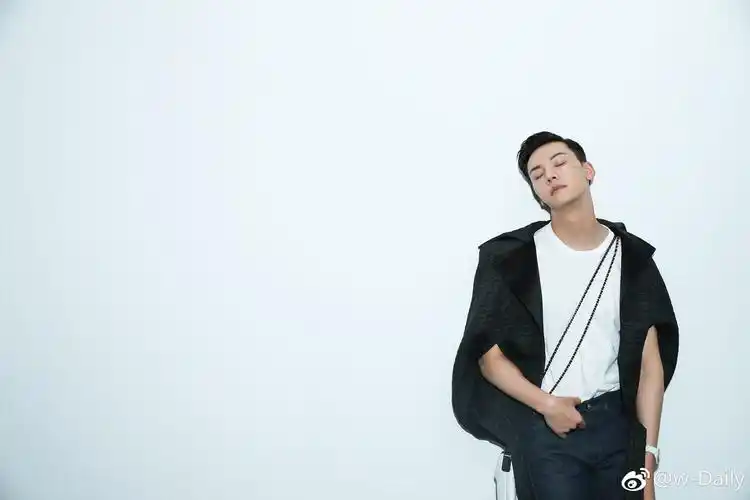 [陈伟霆][新闻]170626 大力贴心分享饱饱独家美照 却依然引来女皇"