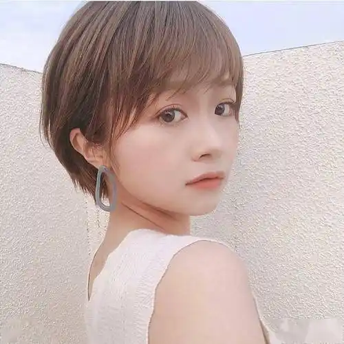 今年流行"四好"层次短发,立体蓬松很精致,适合大多数女性
