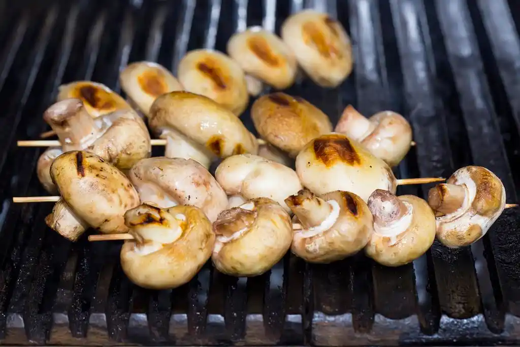 烤蘑菇,在餐厅的厨房里烤蘑菇