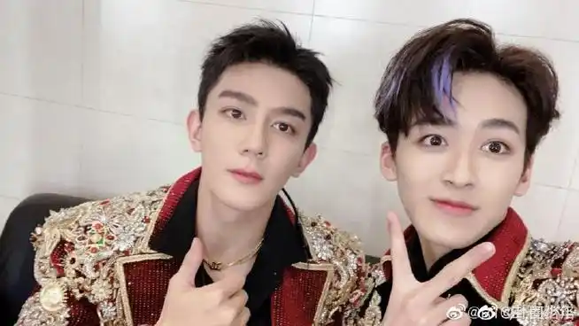 何洛洛成立了各人工作室,还晒了与其他队员的合照!