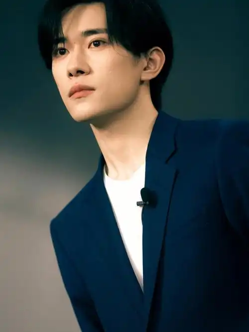 来一波阿易的壁纸,在没见到你的日子里,只能这样关注你啦#易烊千玺