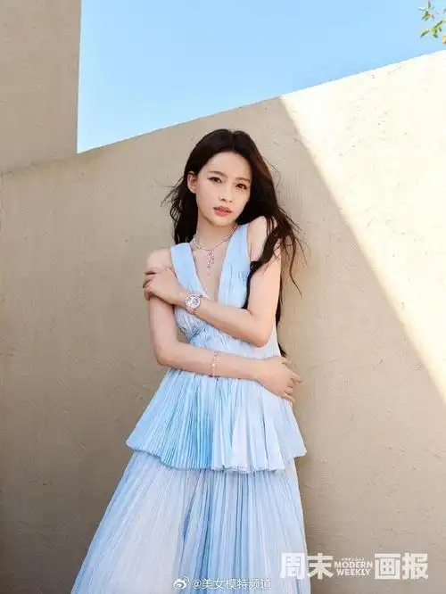 孙怡穿绿色抹胸裙大秀锁骨手臂纤细妆容精致气场强