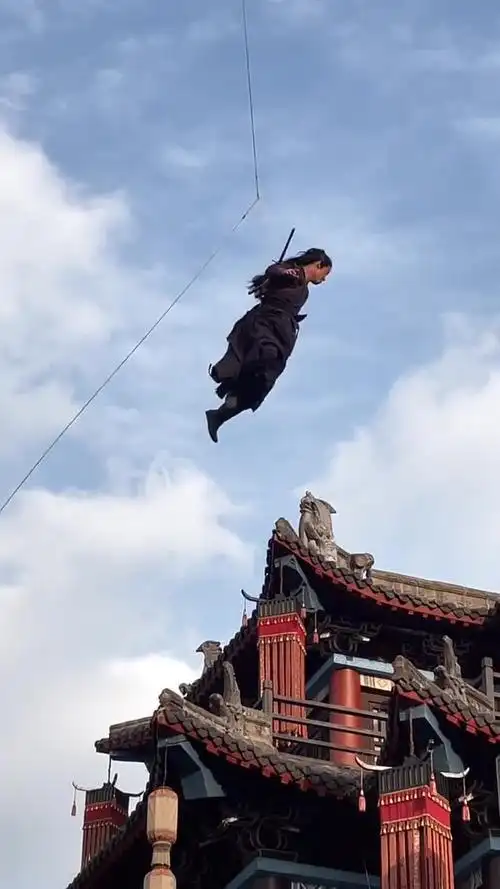 吊威亚很多明星主演都不亲自上阵,毕竟存在一定的危险.