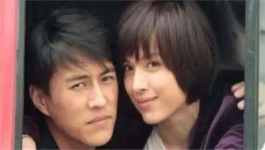 然而,自从与靳东结婚后,李佳逐渐退出了娱乐圈,重心转向了家庭生活.