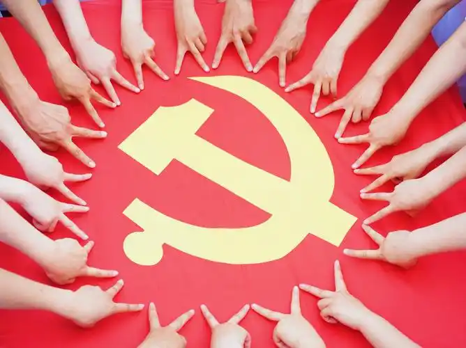 人文与马克思主义学院 我与党旗合影 定格美好瞬间