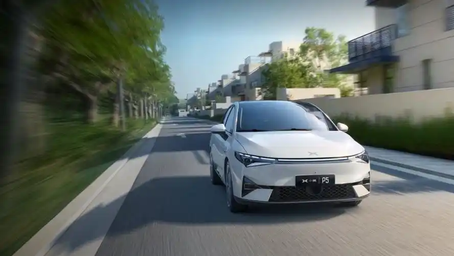 但续航能力赶不上三元锂,而小鹏p5续航460公里车型配备的是磷酸铁锂