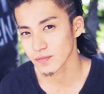 男生两条杠发型与脸型搭配