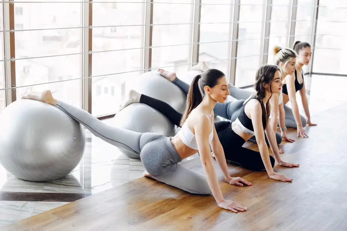 健身球上运动的减肥运动女郎