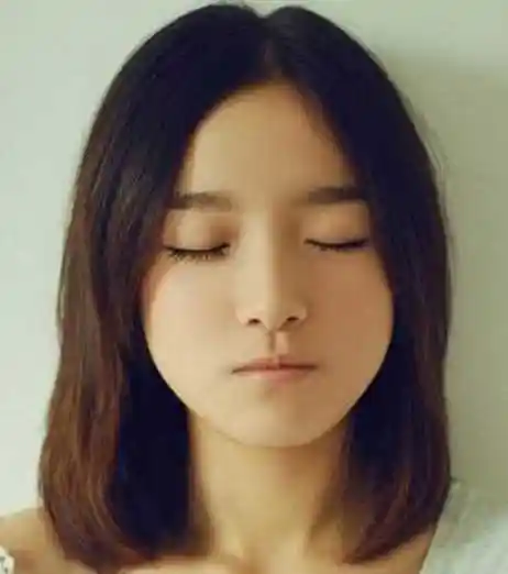 小清爽气质平分齐肩发型设计