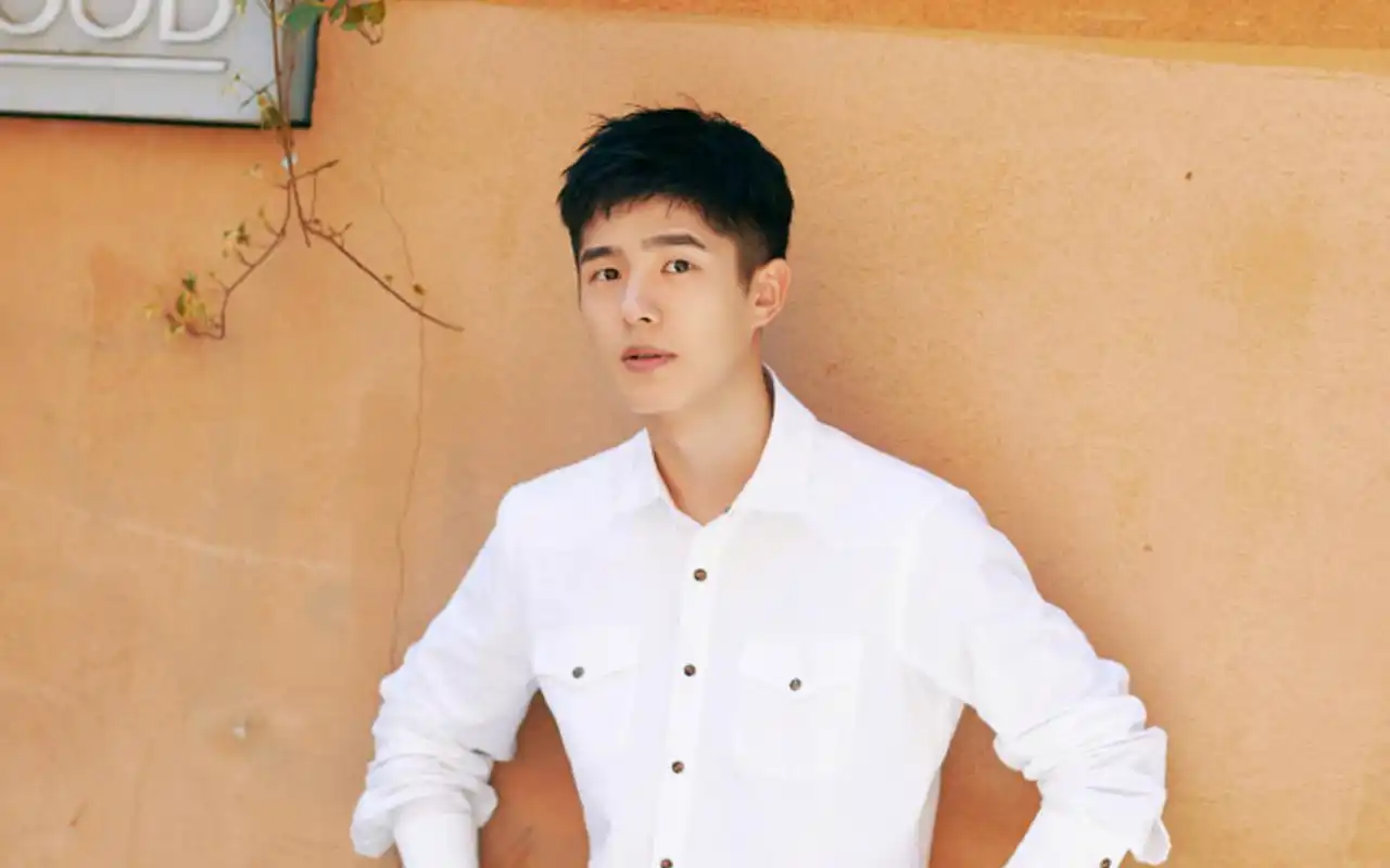 刘昊然清爽米兰街拍帅气时尚写真图片刘昊然清爽米兰街拍