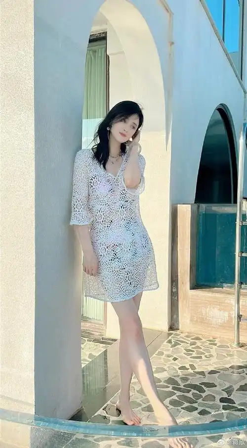 40岁蒋欣近照瘦成纸片人热裤配长筒袜穿搭年轻筷子腿抢镜