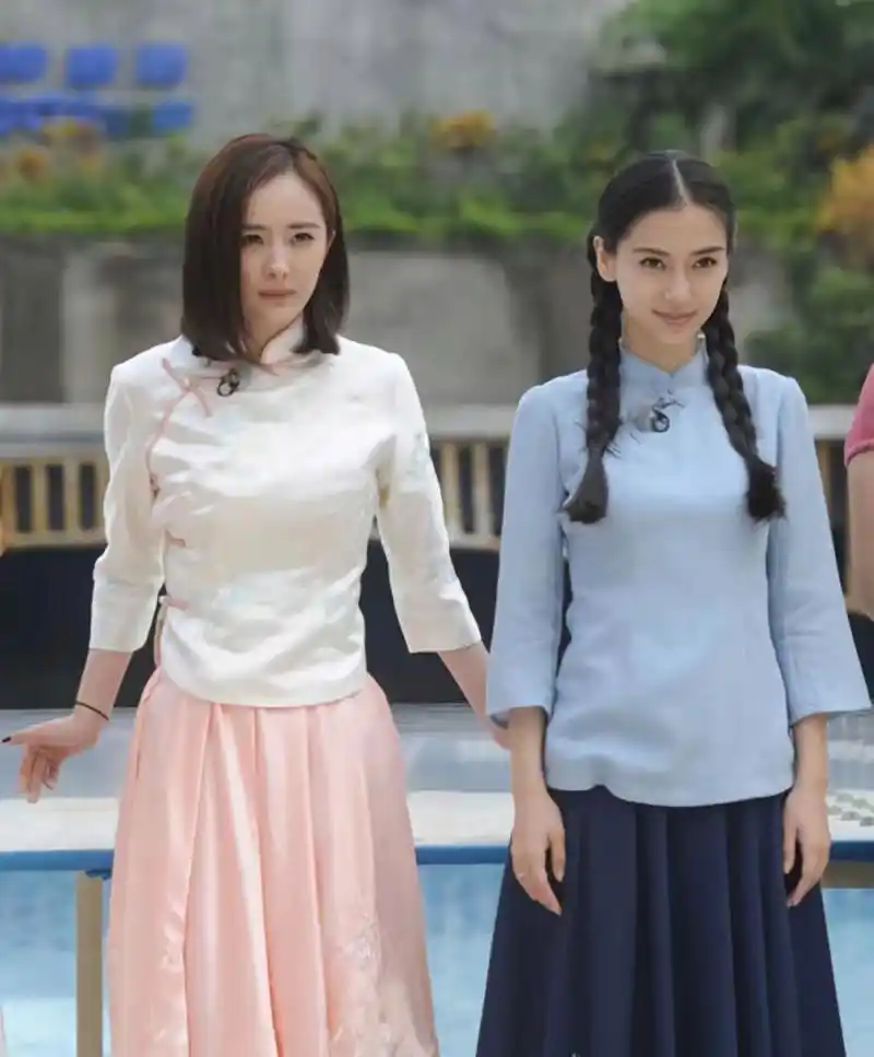 1986年出生,身高166cm 右边是杨颖,1989年出生,身高168cm 单看杨幂