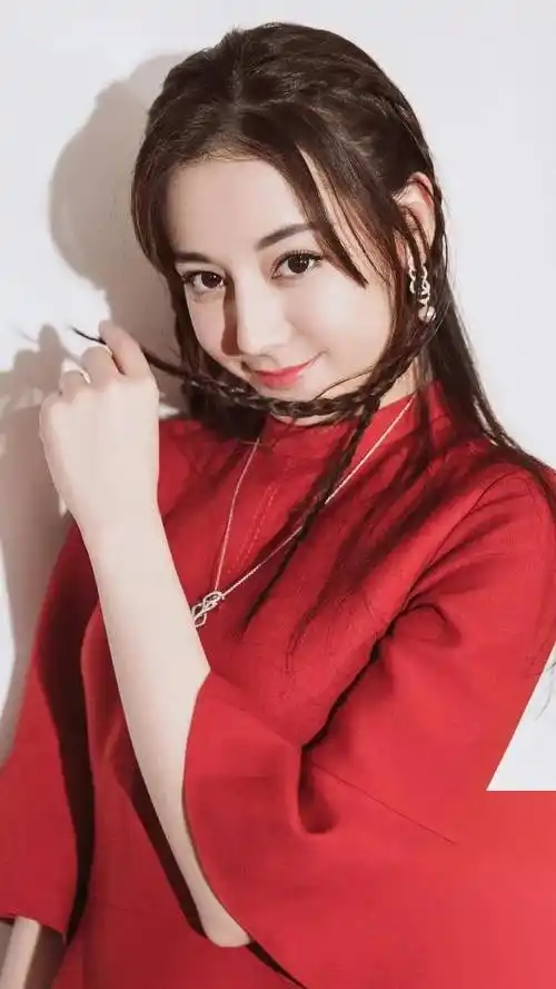 迪丽热巴写真迪丽热巴的性感韵味,31岁女神的写真让人心跳加速!