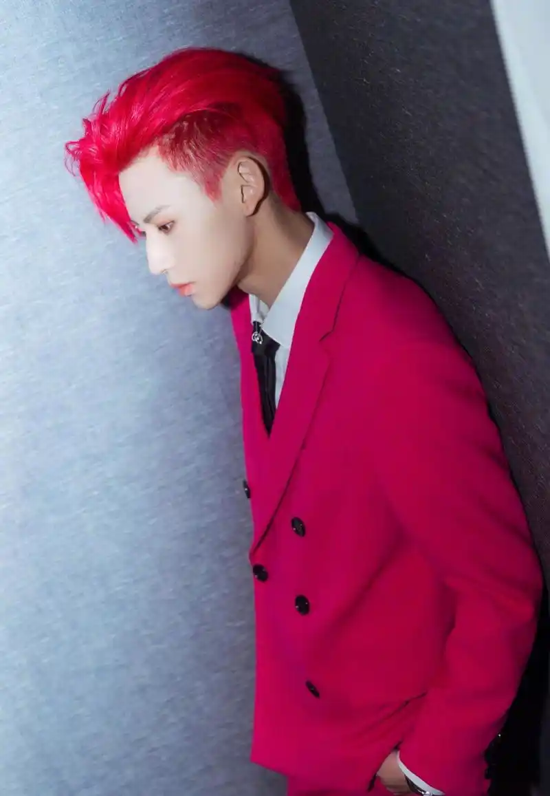 小鬼王琳凯身着玫红色西服套装,靓眼红色发型个性时尚