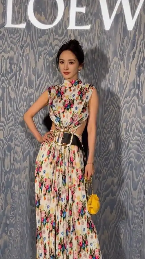 loewe晚宴##杨幂背部身材##杨幂再现月牙笑