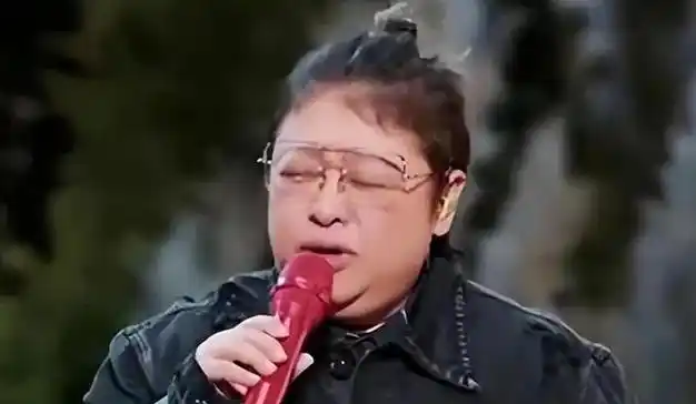 52岁韩红瘦身40斤扎丸子头身似少女至今未婚的她令人心疼